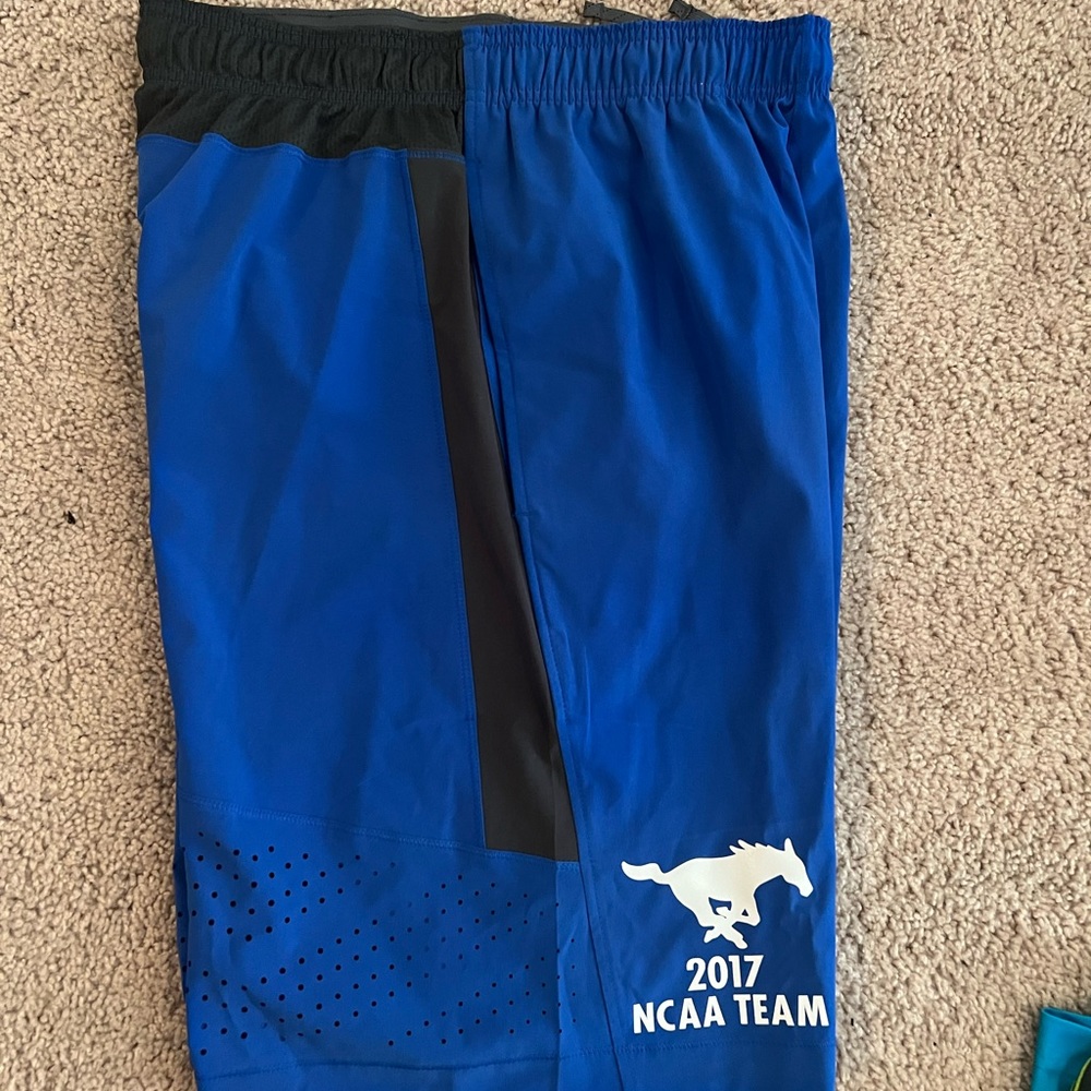 New with tags still on. Comes from a non smoking and pet free home.